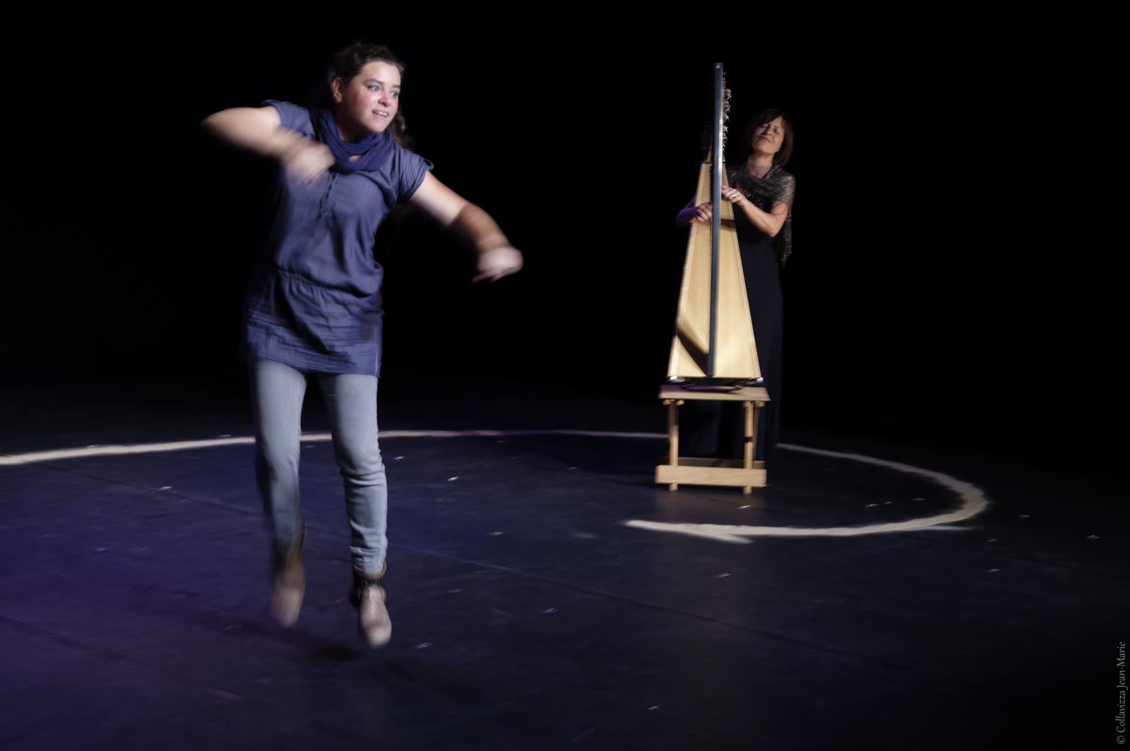 Eglantine Jouve en mouvement sur le plateau