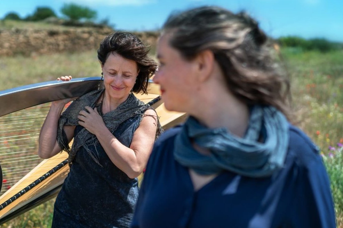 Eglantine Jouve et Elisa Vellia dans les herbes, la harpe sur l'épaule