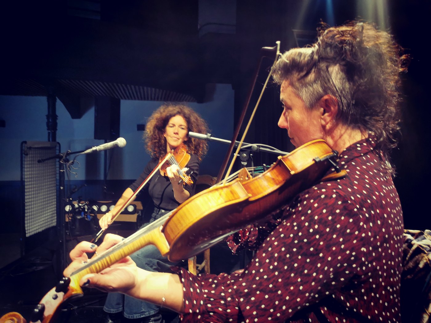 Delphine Chomel et Marion Diaques au violon, sur scène