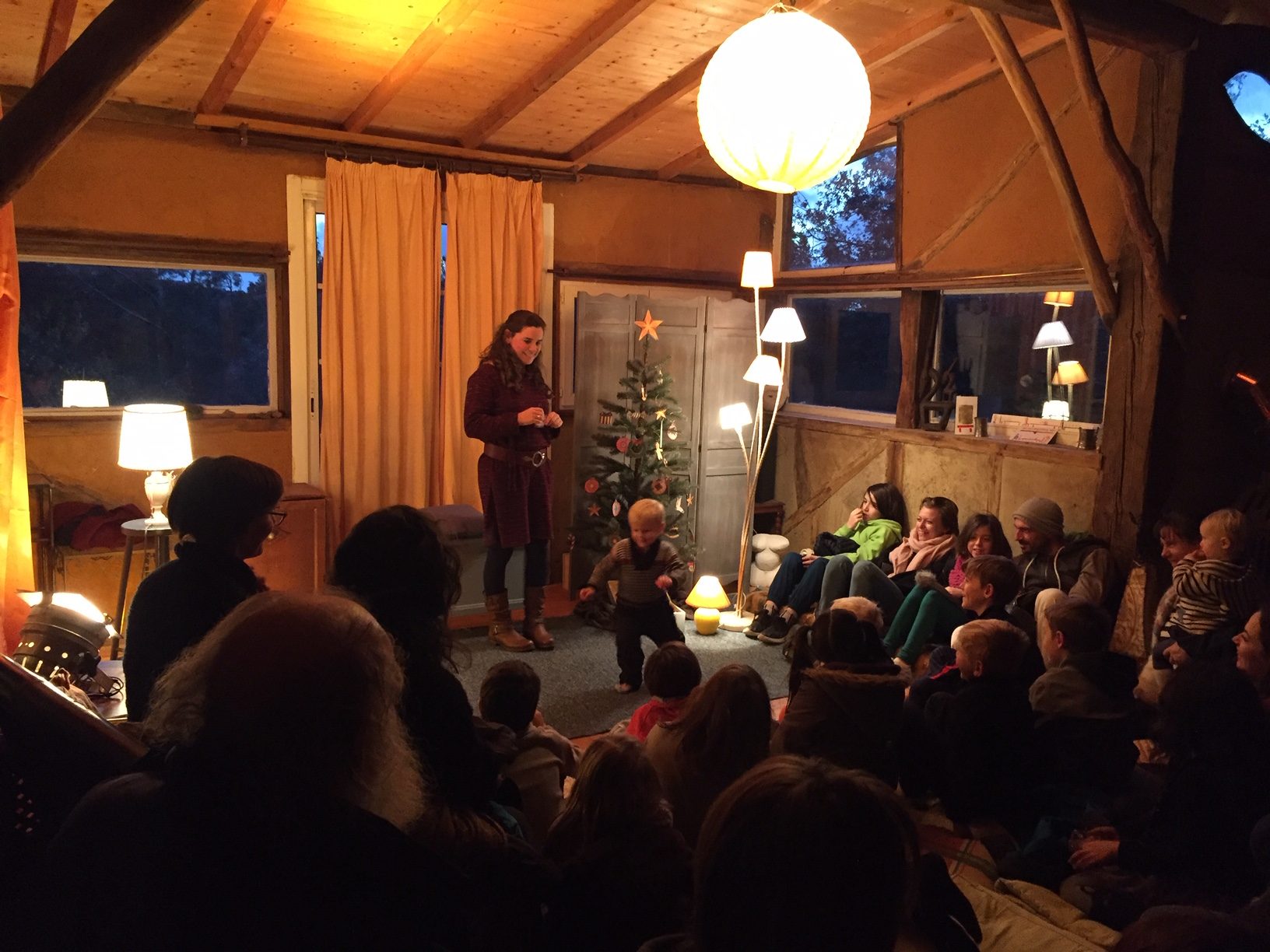 Le public rassemblé pour une veillée de contes