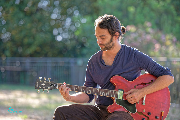 Matia Levréro à la guitare électrique rouge