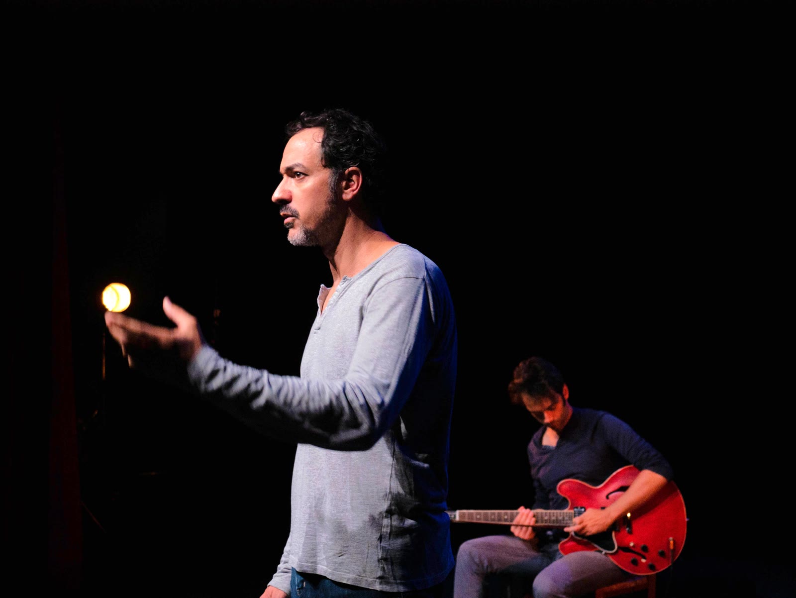 Sébastien Portier en scène, une lumière dans la main