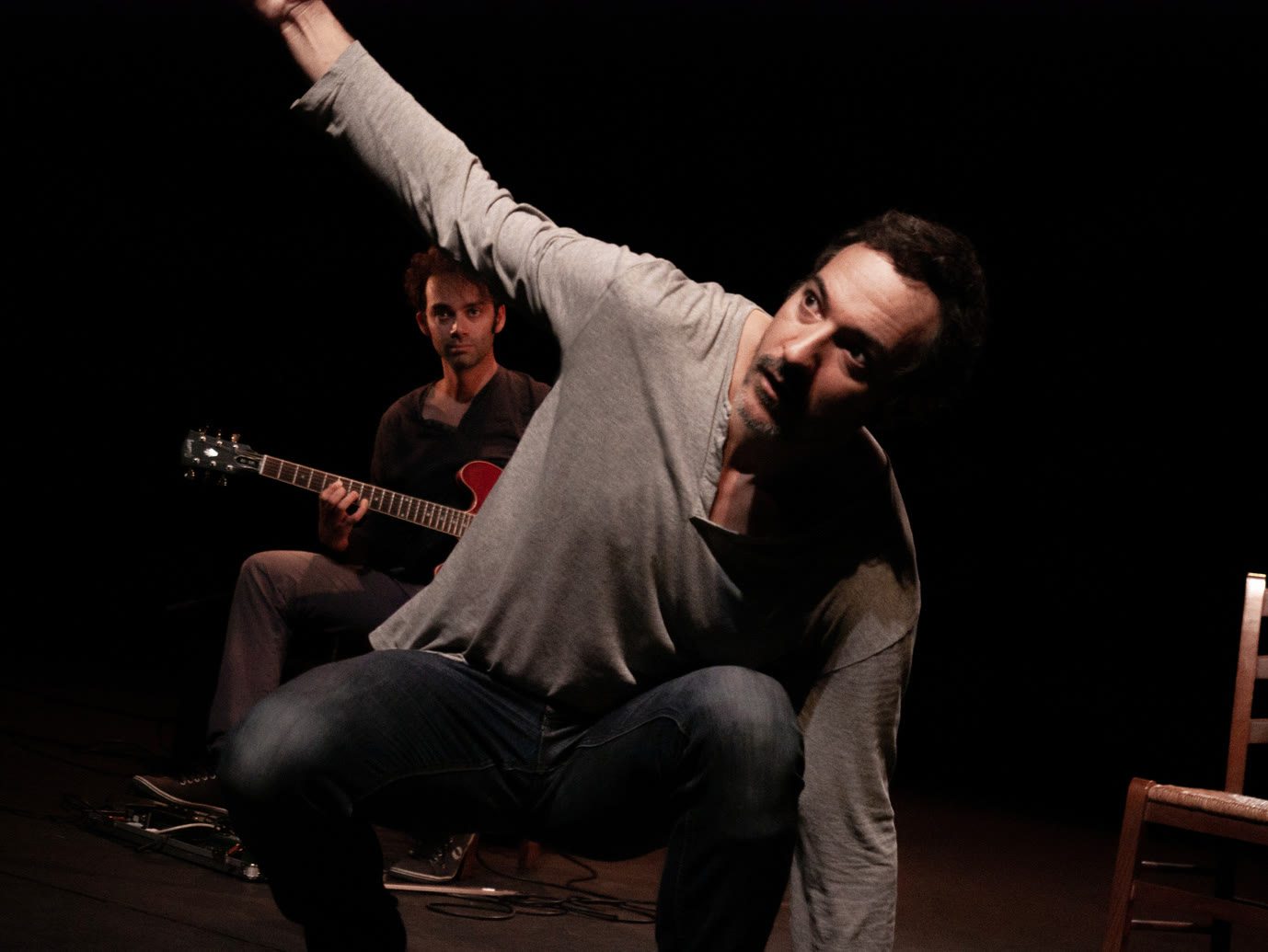 Sébastien Portier bras levé, Matia Levréro à la guitare