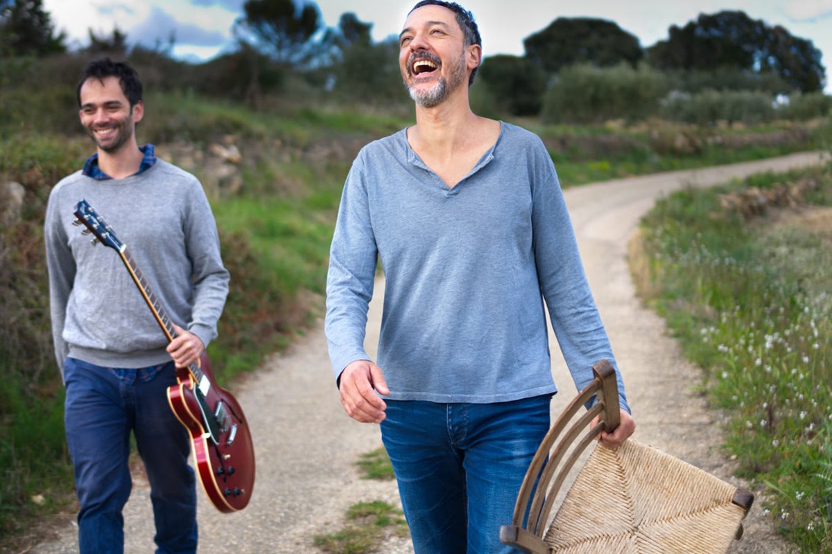 Sébastien Portier et Matia Levréro sur un chemin, guitare à la main