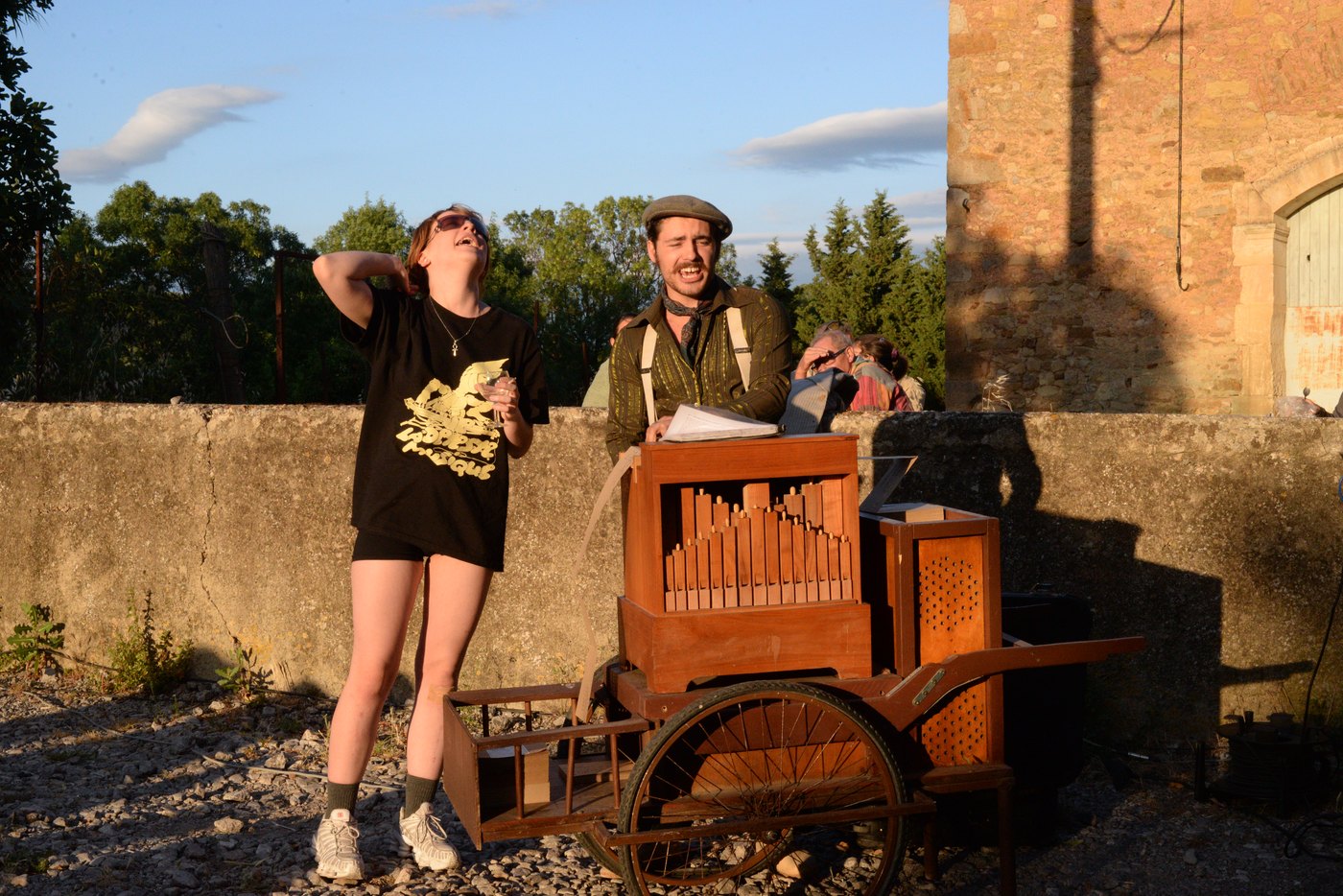 Aymé Médeville à l'orgue et une spectatrice, un verre à la main