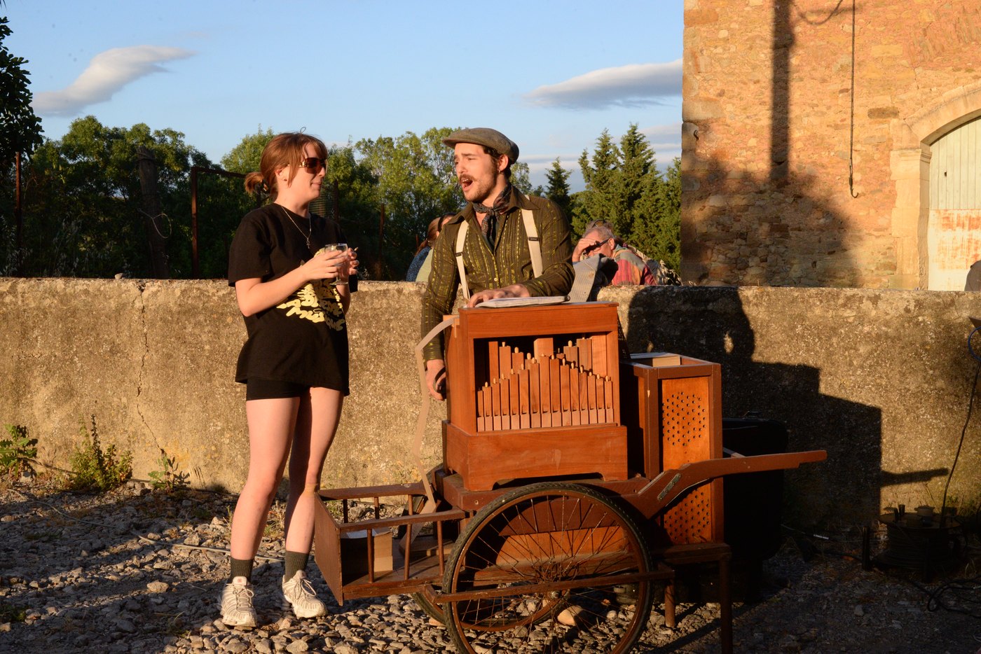 Aymé Médeville et une spectatrice se répondent, l'orgue entre eux