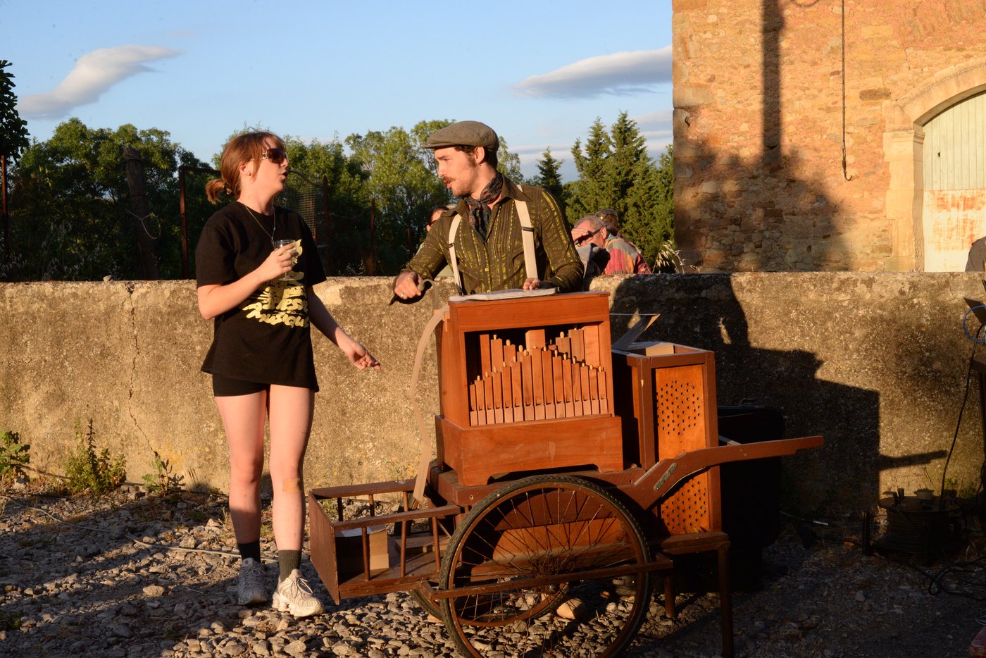 L'orgue de Barbarie sur son chariot, de trois quarts, au soleil couchant
