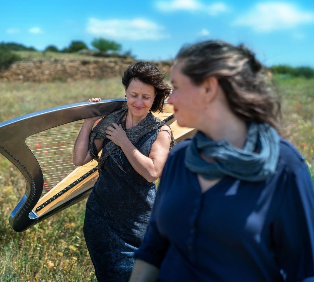 Eglantine Jouve et Elisa Vellia, la harpe entre elles, dans Rhapsodes / Antigone