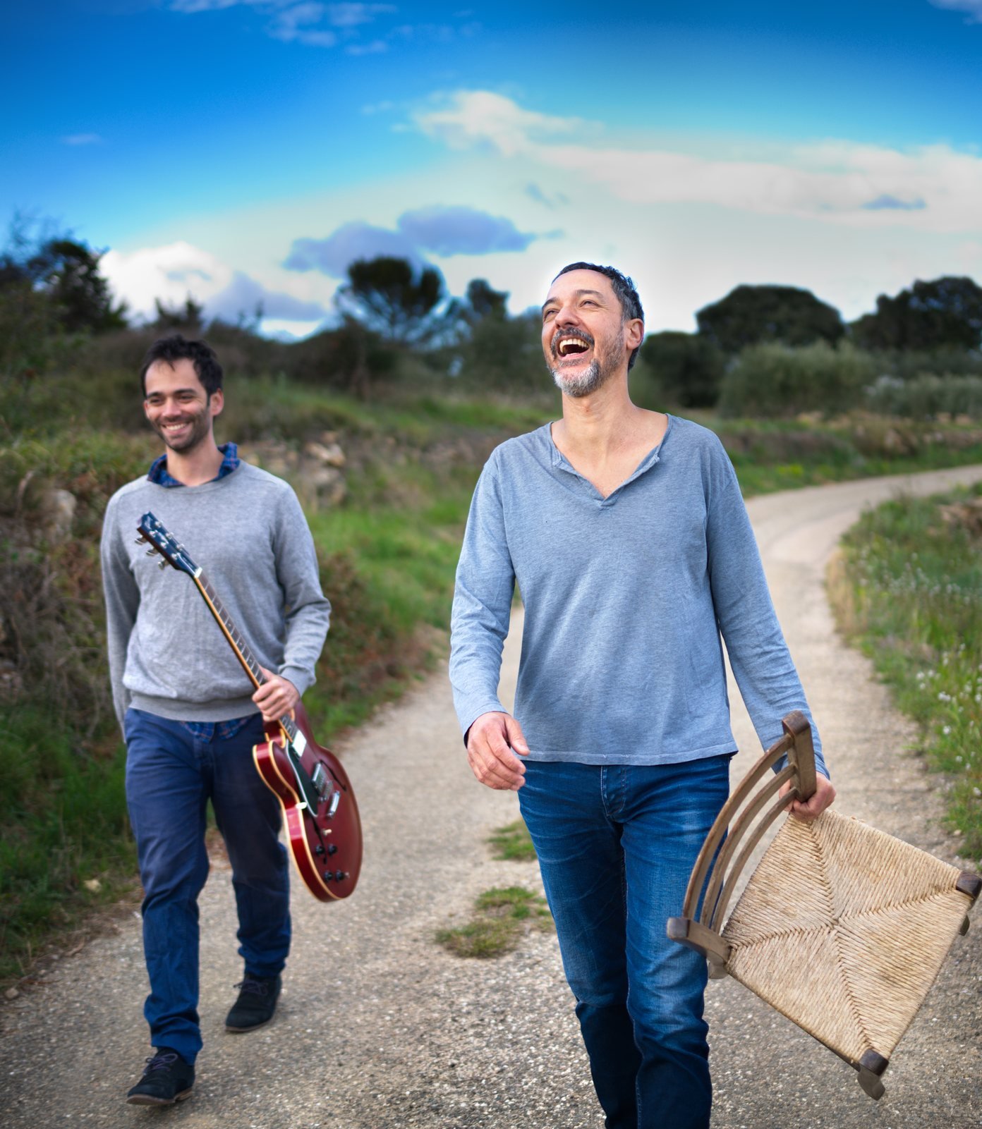 Sébastien Portier et Matia Levréro sur un chemin, guitare à la main, dans Rhapsodes / Œdipe