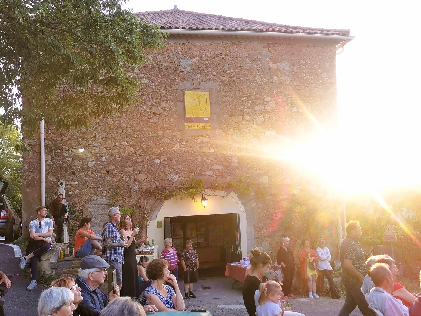 Le public rassemblé devant le Théâtre de Pierres, à Fouzilhon, dans la lumière du soir