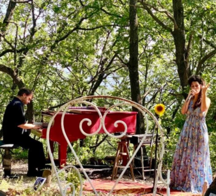 Le duo en jardin, le piano rouge orné de fleurs