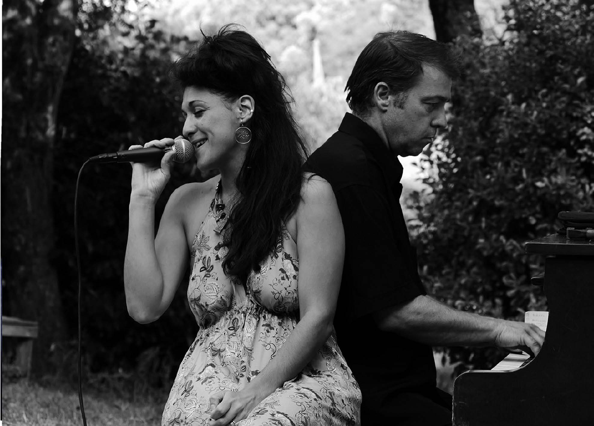 Ada Mondès au micro et Jérôme Médeville au piano, dos à dos