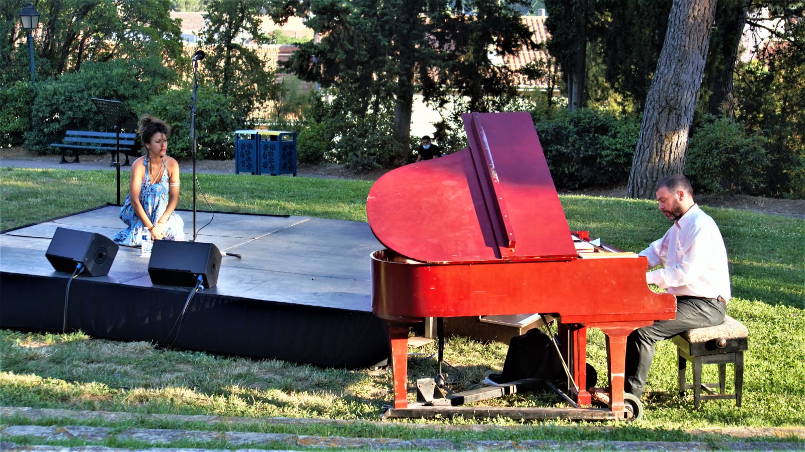 Ada Mondès et Jérôme Médeville en concert dans un parc, sous les arbres